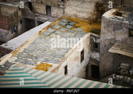 Männer in der Chouara Gerberei Farbstoff und Leder behandeln versteckt für die Herstellung von Lederwaren, in der Krnica Medina in Fes, Marokko. Stockfoto