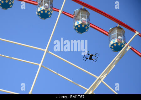 Drone mit photocamera aus Land nehmen und Fliegen für Foto Vorderseite von Riesenrad nehmen Stockfoto
