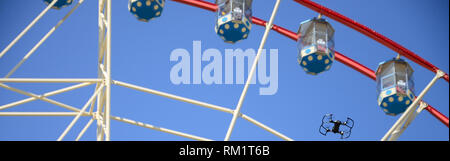 Drone mit photocamera aus Land nehmen und Fliegen für Foto Vorderseite von Riesenrad nehmen Stockfoto