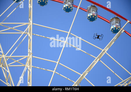 Drone mit photocamera aus Land nehmen und Fliegen für Foto Vorderseite von Riesenrad nehmen Stockfoto