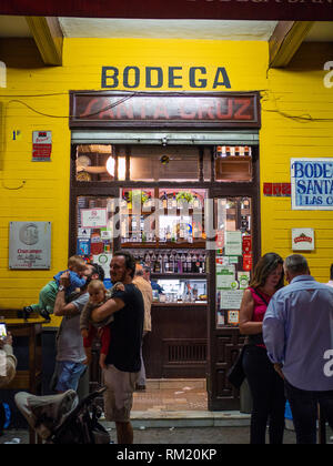 Kunden außerhalb der Bodega Santa Cruz, einem beliebten Tapas Bar in Sevilla, Spanien. Die Bodega ist ein beliebtes Reiseziel in Sevilla. Stockfoto