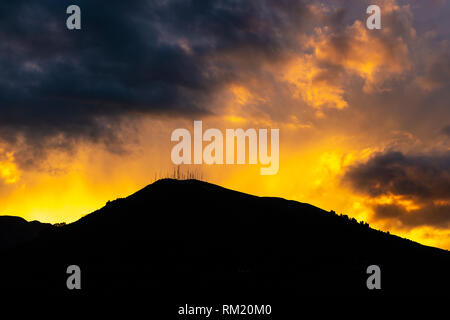 Landschaft Foto von einem der Gipfel des Vulkan Pichincha bei Sonnenuntergang mit dramatischen Wolken in Quito, Ecuador. Stockfoto