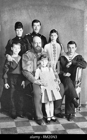 Foto von Alexander III., Kaiser von Rußland (1845-94) und seiner Gemahlin Maria Feodorowna, Kaiserin von Russland (1847-1928) mit ihren Kindern Tsesarevich Nicholas (1868-1918), später Nikolaus II., Großherzog Georg Alexandrowitsch (1871-99), Großfürstin Xenia Alexandrowna (1875-1960), Großfürst Michael Alexandrowitsch (1878-1918) und der Großfürstin Olga Alexandrowna (1882-1960). Ca. 1889 Stockfoto