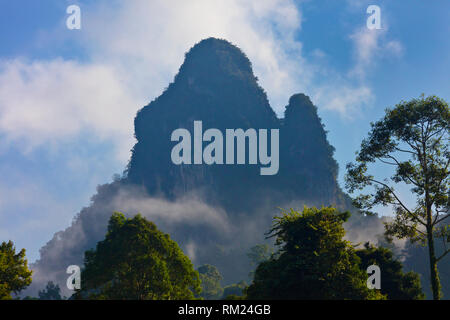 Karstformationen Aufstieg aus CHEOW LAN LAKE in Khao Sok Nationalpark - THAILAND Stockfoto