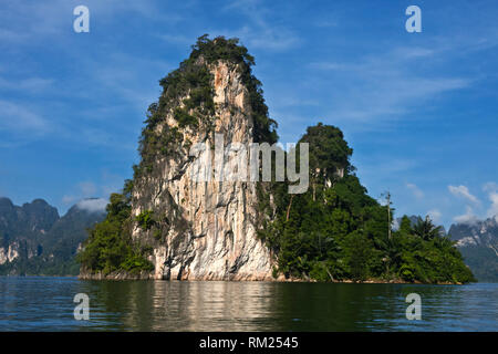 Karstformationen Aufstieg aus CHEOW LAN LAKE in Khao Sok Nationalpark - THAILAND Stockfoto