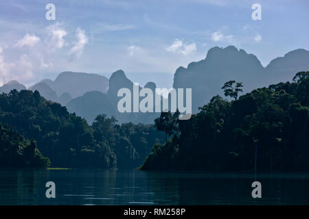 Karstformationen Aufstieg aus CHEOW LAN LAKE in Khao Sok Nationalpark - THAILAND Stockfoto