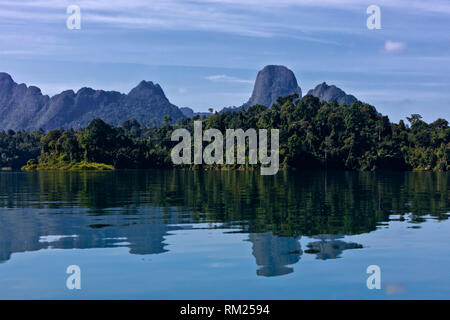 Karstformationen Aufstieg aus CHEOW LAN LAKE in Khao Sok Nationalpark - THAILAND Stockfoto