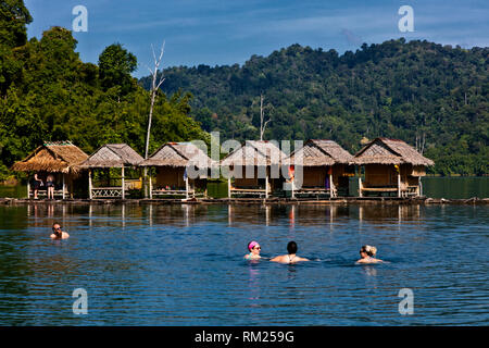 Schwimmen im warmen Wasser in der Nähe von einem der 22 schwimmende Bungalows auf CHEOW LAN LAKE in Khao Sok Nationalpark - THAILAND Stockfoto