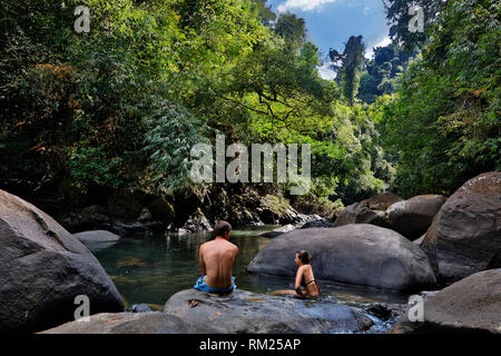Schwimmen im Fluss in der Khao Sok National Park Khao Sok, THAILAND Stockfoto