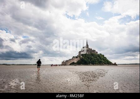 Geführte Tour Mont Saint Michel Bay bei Ebbe (Departement Manche, Region von Normandie, Frankreich) zu überqueren.
