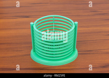 Pen Bleistift Halter isoliert über Holz-, Kunststoff Kugelschreiber bleistift Topf oder der Halter Stockfoto