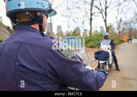 NEW YORK - ca. März 2016: NYPD Hülse patch Schild auf einem Polizeioffizier Patrouille im Central Park. Die Stadt New York Police Department (Nypd oder NYCPD) Stockfoto