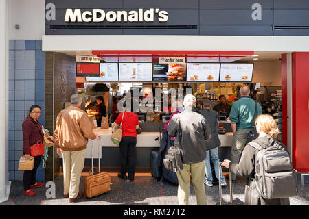 CHICAGO, IL - April 05, 2016: McDonald's am Chicago O'Hare International Airport entfernt. McDonald's ist der weltweit größte Kette von Hamburger Fast-food resta Stockfoto