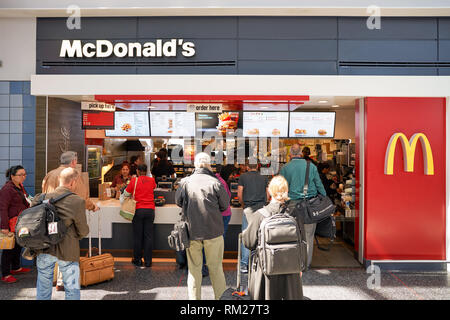 CHICAGO, IL - April 05, 2016: McDonald's am Chicago O'Hare International Airport entfernt. McDonald's ist der weltweit größte Kette von Hamburger Fast-food resta Stockfoto