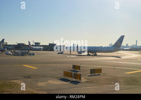 NEW YORK - April 05, 2016: Flugzeug in LaGuardia Airport. LaGuardia Airport ist ein internationaler Flughafen im nördlichen Teil von Queens, New Yo entfernt Stockfoto