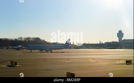 NEW YORK - April 05, 2016: Flugzeug in LaGuardia Airport. LaGuardia Airport ist ein internationaler Flughafen im nördlichen Teil von Queens, New Yo entfernt Stockfoto