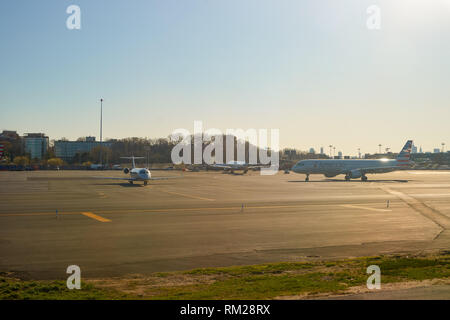 NEW YORK - April 05, 2016: Flugzeug in LaGuardia Airport. LaGuardia Airport ist ein internationaler Flughafen im nördlichen Teil von Queens, New Yo entfernt Stockfoto