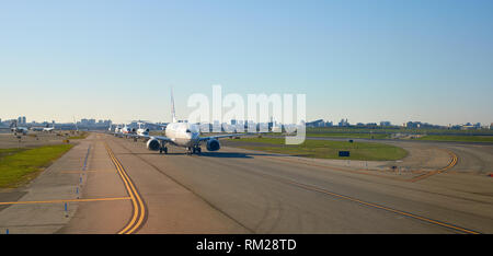 NEW YORK - April 05, 2016: Flugzeuge Line up in LaGuardia Airport. LaGuardia Airport ist ein internationaler Flughafen im nördlichen Teil von Queens entfernt, Stockfoto