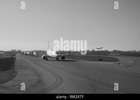 NEW YORK - April 05, 2016: Flugzeuge Line up in LaGuardia Airport. LaGuardia Airport ist ein internationaler Flughafen im nördlichen Teil von Queens entfernt, Stockfoto