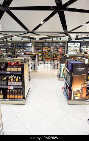 BARCELONA, SPANIEN - ca. November 2015: Duty Free Shop am Flughafen Barcelona. Flughafen Barcelona-El Prat ist ein internationaler Flughafen. Es ist das Wichtigste ai Stockfoto