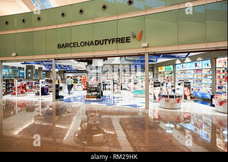 BARCELONA, SPANIEN - ca. November 2015: Duty Free Shop am Flughafen Barcelona. Flughafen Barcelona-El Prat ist ein internationaler Flughafen. Es ist das Wichtigste ai Stockfoto