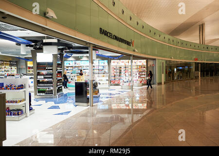 BARCELONA, SPANIEN - ca. November 2015: Duty Free Shop am Flughafen Barcelona. Flughafen Barcelona-El Prat ist ein internationaler Flughafen. Es ist das Wichtigste ai Stockfoto