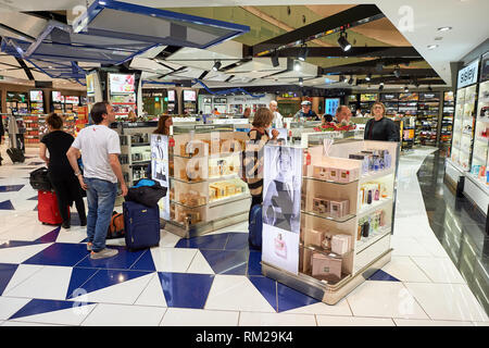 BARCELONA, SPANIEN - ca. November 2015: Duty Free Shop am Flughafen Barcelona. Flughafen Barcelona-El Prat ist ein internationaler Flughafen. Es ist das Wichtigste ai Stockfoto