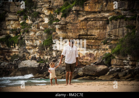 Vater spielen mit blonden Tochter in schönen Strand Landschaft
