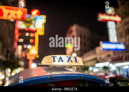 Taxi Schild oben auf dem Tub-tuk in der Yaowarat Road in Chinatown, Bangkok, Thailand. Stockfoto