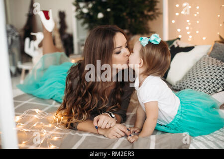 Mutter küssen Tochter. Konzept der Familie, Mutterschaft. Stockfoto