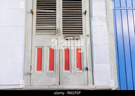 Blau grau Fensterläden auf ein Haus in Châteauneuf du Pape, Frankreich