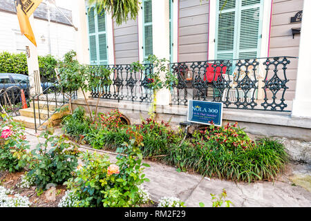 New Orleans, USA - 23. April 2018: Altstadt Royal Street in Louisiana berühmte Stadt mit grünen Fensterläden, Farben auf Haus und Balkon mit Pflanzen Stockfoto