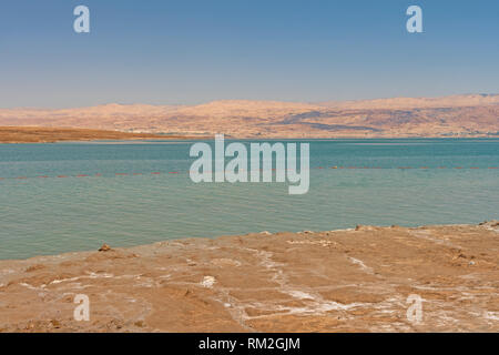 Schlamm und Wasser Salz des Toten Meeres an Kalia Beach in Israel. Stockfoto