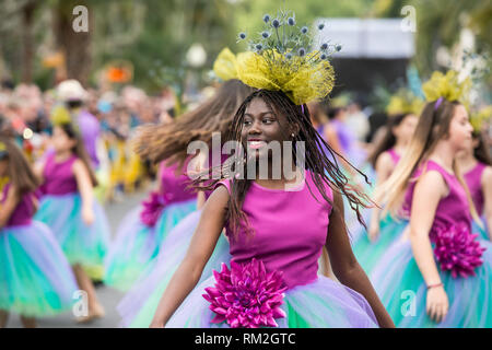 Frauen in bunten Kleidern auf der Festa da Flor oder Spring Flower Festival in der Stadt Funchal gekleidet auf der Insel Madeira im Atlantischen Ozean Stockfoto