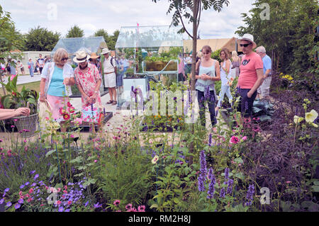 Besucher an der RHS Hampton Court Palace Flower Show, East Molesey, Surrey, England, Großbritannien Stockfoto