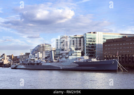 HMS Belfast vor Anker auf der Themse, London, England, UK Stockfoto