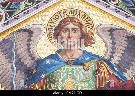 Mosaik von St. Michael an der Fassade der serbisch-orthodoxen Kirche in Triest. Stockfoto