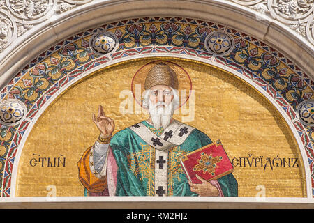 Triest, Italien - Juli 22: Mosaik des Heiligen Spyridon auf der Fassade der serbisch-orthodoxen Kirche in Triest am 22. Juli. 2015 in Triest, Italien. Stockfoto