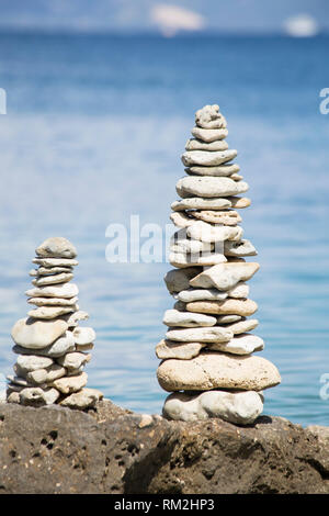 Stapel von Steinen, die auf dem Felsen Stockfoto
