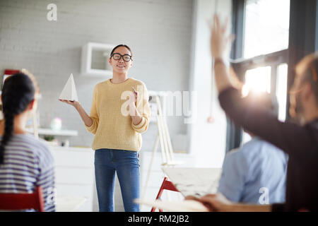 Lehrer mit Pyramide Stockfoto