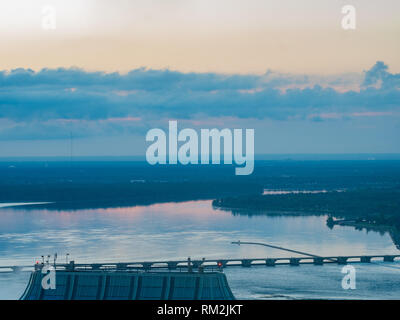 Antenne sunrise einen wunderschönen Blick auf den Niagara River und die Stadt Niagara Falls aus Kanada Stockfoto