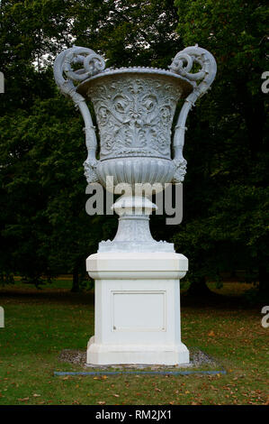 Eine große restauriert aus Zinkguss Vase im öffentlichen Park von Schloss Ludwigslust steht. Stockfoto