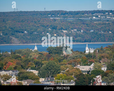 Nachmittag Sunny View von Levis Stadt, Kirche mit Herbst Farbe in Quebec, Kanada Stockfoto