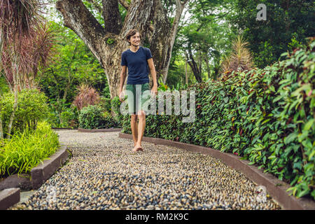 Menschen gehen auf eine strukturierte, mit Kopfstein Pflaster, Reflexzonenmassage. Pebble Stones auf dem Bürgersteig für Fußreflexzonenmassage Stockfoto