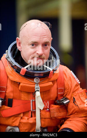 NASA-Astronaut Mark Kelly, STS-134 Commander, in einem Training Version seines Shuttle starten und Eintrag Anzug gekleidet, erwartet den Beginn einer Schulung in der mannschaftskabine Trainer (CCT-2) im Space Shuttle-start am Johnson Space Center der NASA am 11. Februar 2010. Kelly ist der Ehemann der Vereinigten Staaten Vertreter Gabrielle Giffords (Demokrat von Arizona), die in Arizona am Samstag erschossen wurde, 8. Januar 2011..Mandatory Credit: James Blair/NASA über CNP/MediaPunch Stockfoto