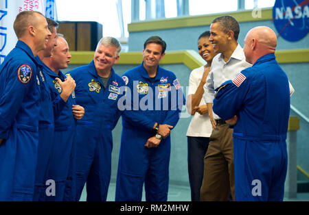 Präsidenten der Vereinigten Staaten Barack Obama und der First Lady Michelle Obama Treffen mit STS-134 Space Shuttle Endeavour commander Mark Kelly, rechts, und Shuttle Astronauten, von links, Andrew Feustel, Europäische Weltraumorganisation Roberto Vittori, Michael Fincke, Gregory H. Johnson, und Greg Chamitoff, nach ihrer Einführung wurde abgetrennt, Freitag, 29. April 2011, im Kennedy Space Center in Cape Canaveral, Florida..Mandatory Credit: Bill Ingalls/NASA über CNP/MediaPunch Stockfoto