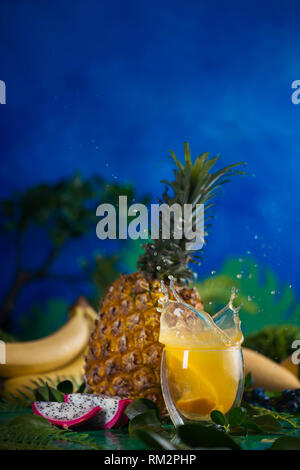 Frischer Saft dynamische Splash. Tropische Früchte, Bananen, Ananas, und Dragon Obst. Exotischen drink Aktion Fotografie mit Kopie Raum Stockfoto