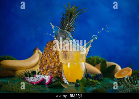 Frischer Saft dynamische Splash. Tropische Früchte, Bananen, Ananas, und Dragon Obst. Exotischen drink Aktion Fotografie mit Kopie Raum Stockfoto