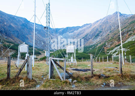 Wettervorhersage station mitten in den Bergen in einem europäischen Land. Stockfoto