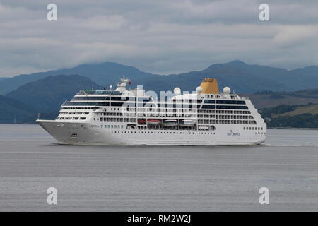 Adonia, ein Kreuzfahrtschiff von P&O Cruises, vorbei an Gourock auf der Hinreise die Firth of Clyde. Stockfoto